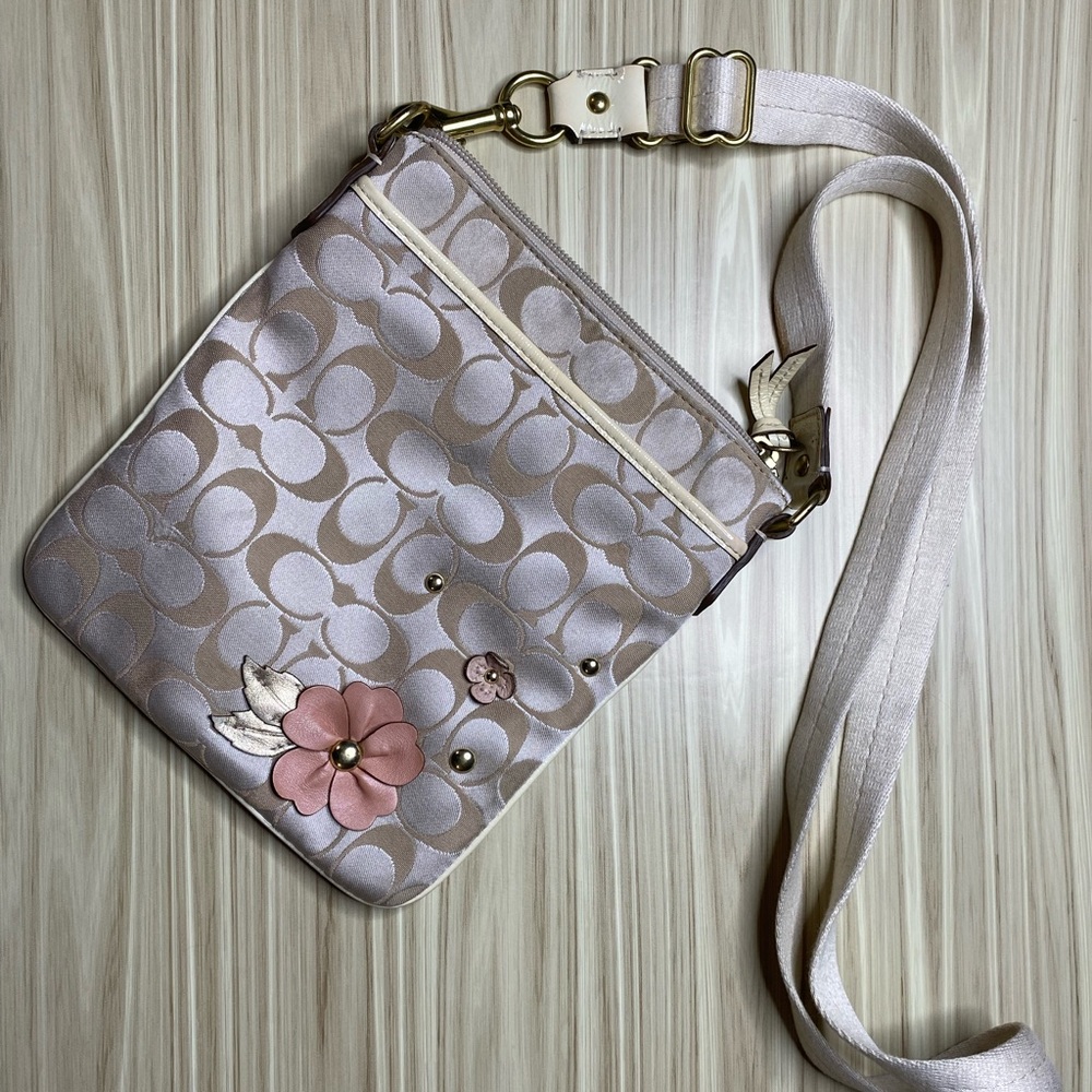 Coach crossbody tan W flowers